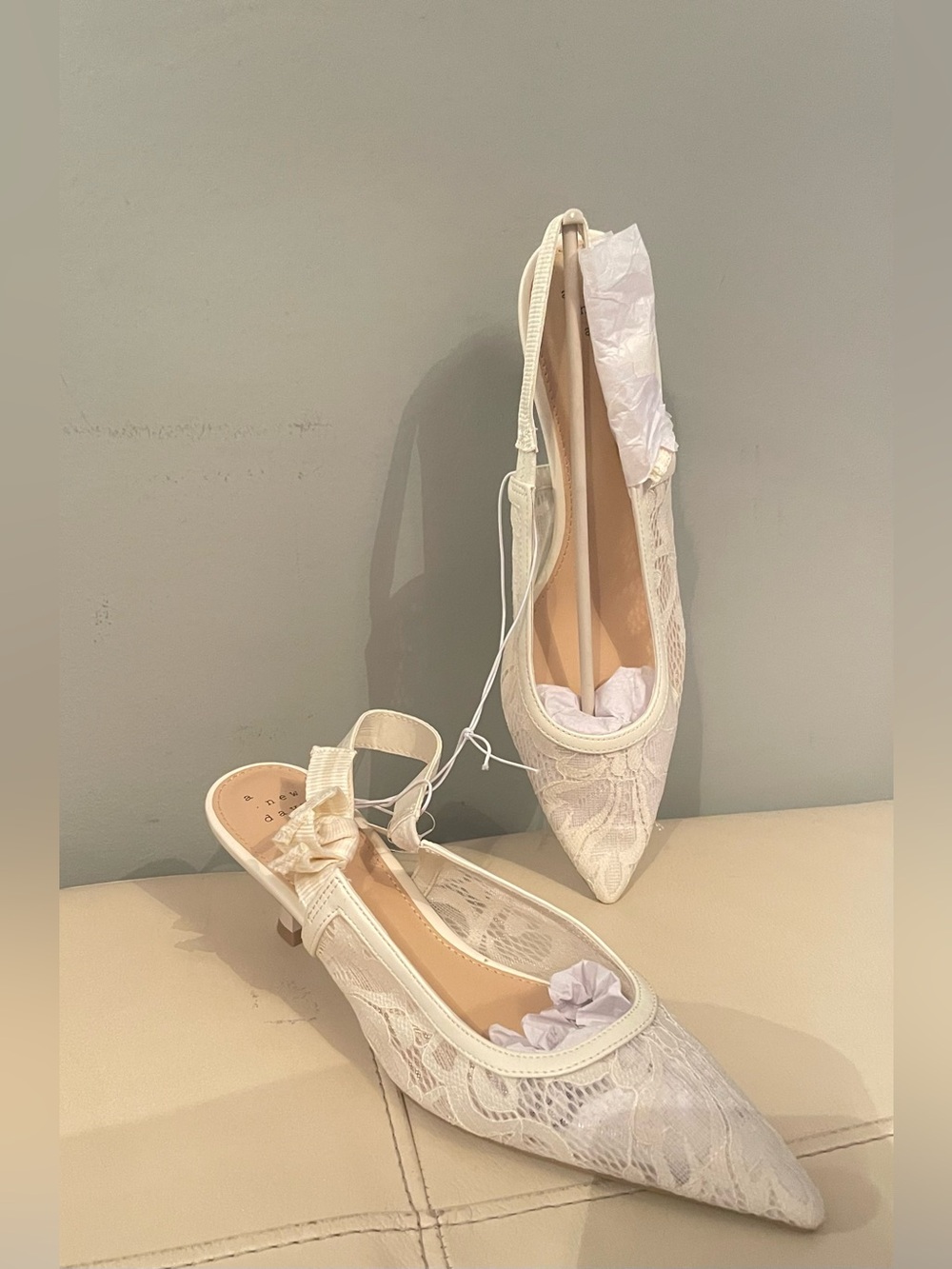 Elegant Lace Pointed Slingback Low Heels in Ivory Size 8 new & super comfortable